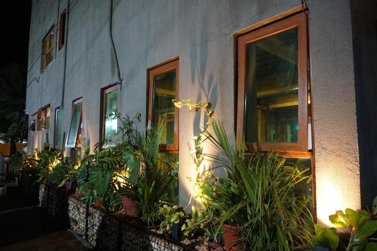 סאן ג'ואן L Cafe Restobar & Lyn'S Guest House מראה חיצוני תמונה