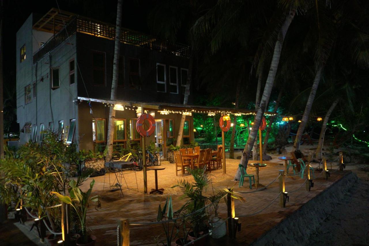 סאן ג'ואן L Cafe Restobar & Lyn'S Guest House מראה חיצוני תמונה