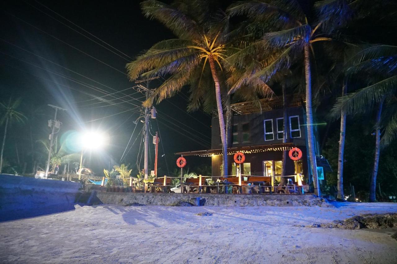 סאן ג'ואן L Cafe Restobar & Lyn'S Guest House מראה חיצוני תמונה