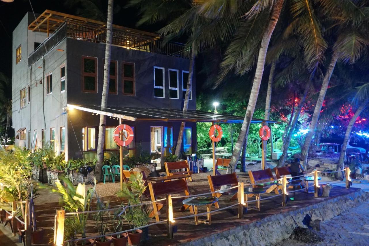 סאן ג'ואן L Cafe Restobar & Lyn'S Guest House מראה חיצוני תמונה