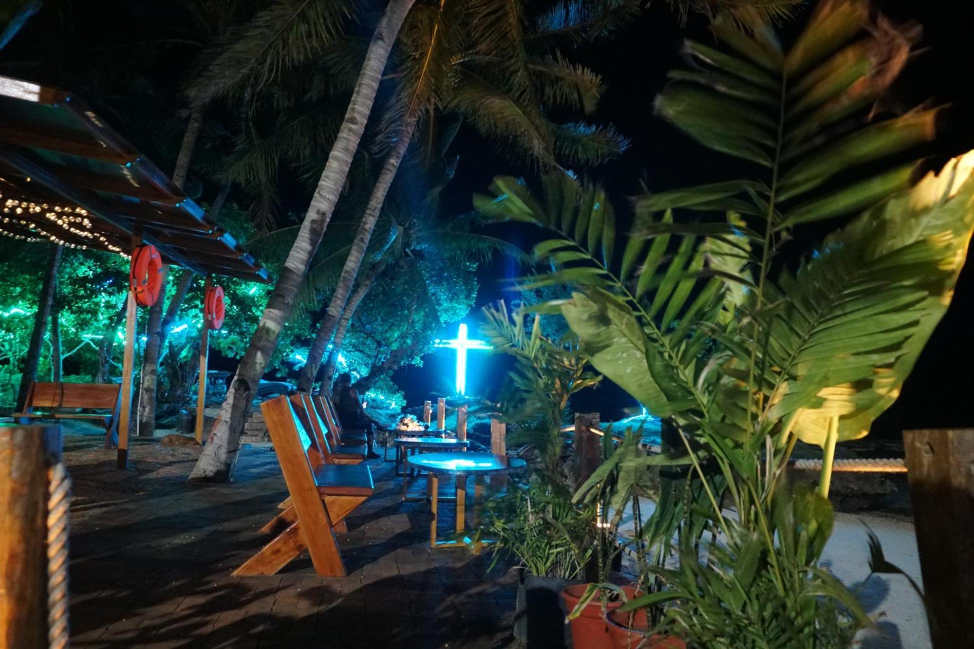 סאן ג'ואן L Cafe Restobar & Lyn'S Guest House מראה חיצוני תמונה