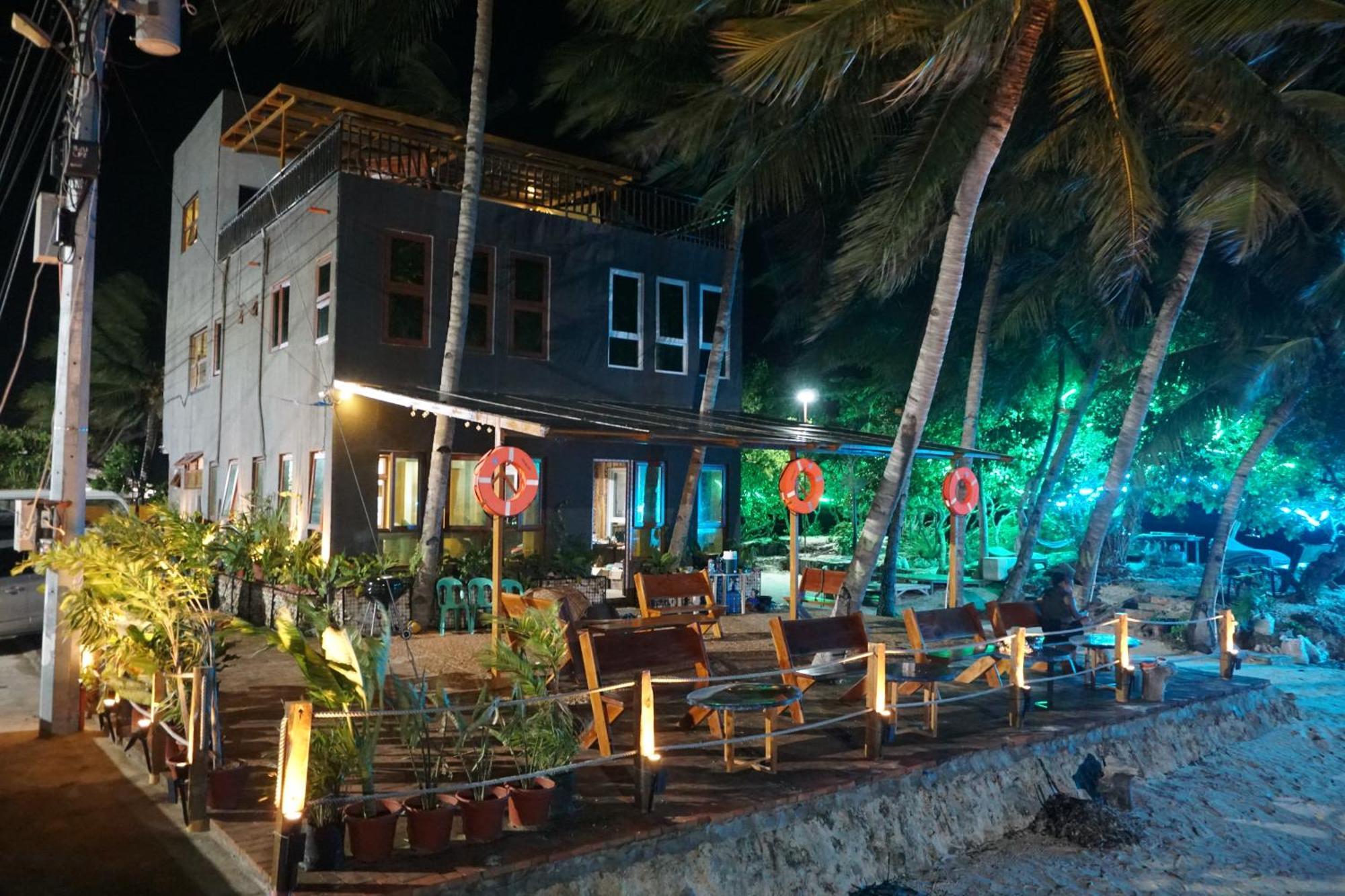 סאן ג'ואן L Cafe Restobar & Lyn'S Guest House מראה חיצוני תמונה